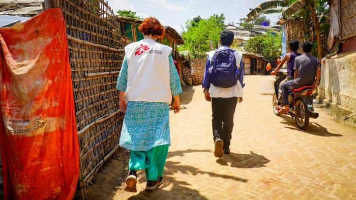 Médicos de MSF trabajan enfrentando la hepatitis C en los campos de refugiados rohingyas