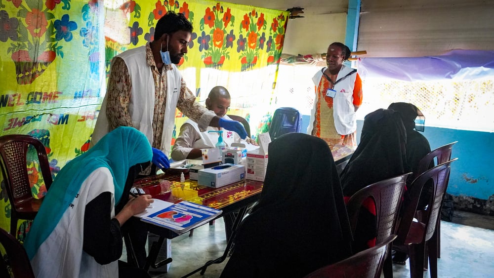 Enfermeras de MSF están recolectando muestras de sangre de pacientes en los campos de refugiados rohinyá mediante pruebas de diagnóstico rápido (PDR) como parte de una campaña de "prueba y tratamiento" de la hepatitis C.