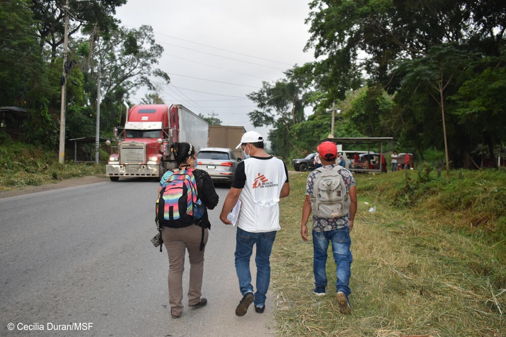 Un promotor de salud de MSF acompaña a migrantes durante la caravana hondureña en el norte del país.