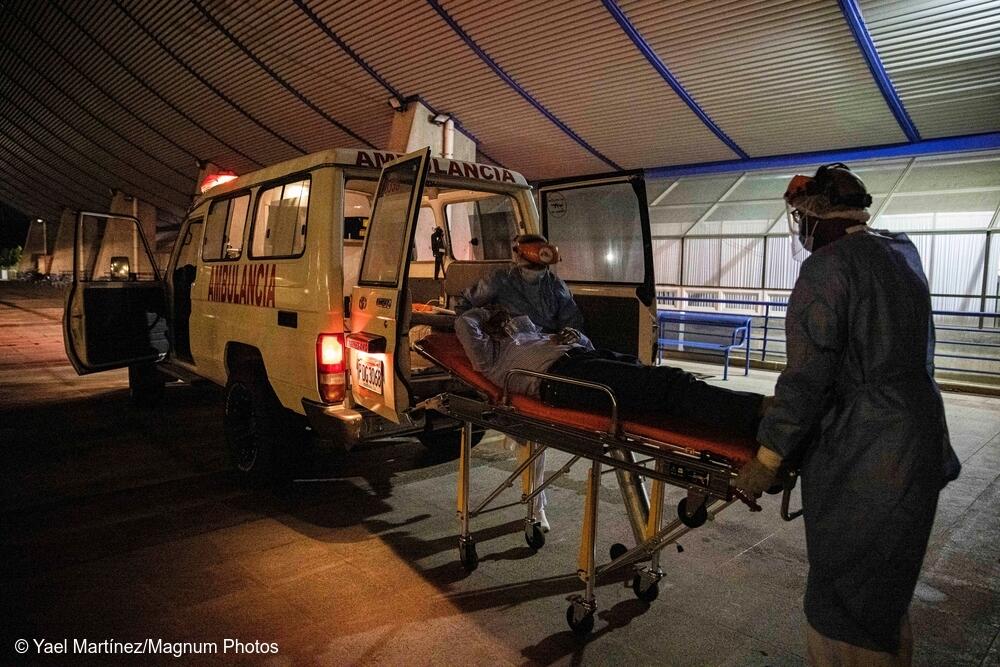 Una ambulancia de MSF traslada a un paciente al Polideportivo de la UNAH. Honduras, 2021.