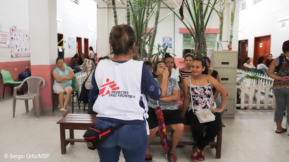 Una promotora de salud habla sobre anticoncepción a pacientes en la clínica de atención materna en Choloma, Honduras.