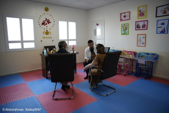 Equipos de salud mental consultando a un paciente con quemaduras en el hospital para quemados de MSF en Atmeh, al noroeste de Siria.