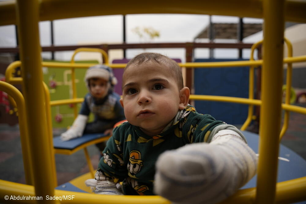 Niños y niñas con quemaduras juegan en la zona recreativa del hospital de MSF en Atmeh, al noroeste de Siria.