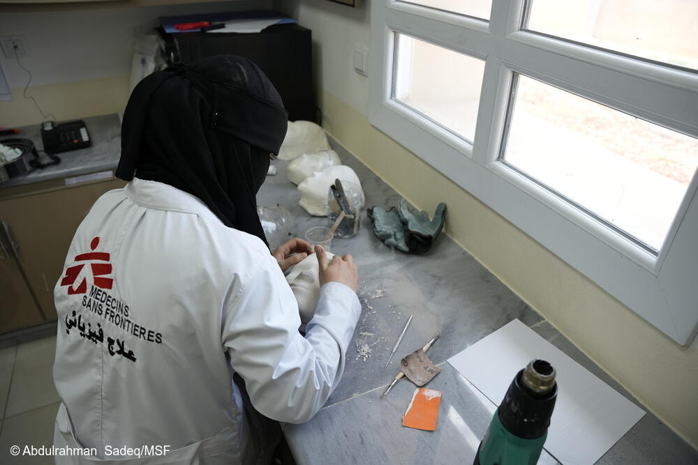 Un miembro del personal de MSF trabaja en una máscara compresiva impresa en 3D, que se utiliza para tratar cicatrices e hinchazón, y mejora el movimiento y la recuperación de los pacientes.