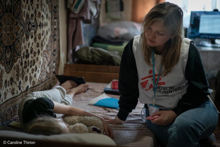 psicoterapeuta del centro de MSF en Vinnytsia, visita a Polina, una niña de diez años, en el centro de desplazados donde lleva viviendo con su familia desde hace tres años.