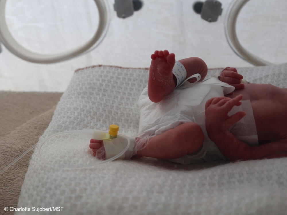 Actividades de rehabilitación pediátrica en Haydan, Yemen. El personal de MSF proporciona fisioterapia a bebés desnutridos en el hospital de Haydan, en el norte de Yemen.
