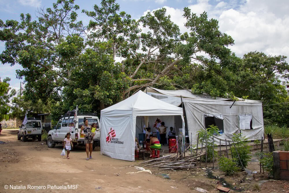 Los equipos de MSF llevan clínicas móviles a las comunidades rurales afectadas por el conflicto armado en los municipios de Arauca, Tame, Arauquita y Puerto Rondón, así como a los asentamientos informales de la capital de Arauca, donde viven migrantes venezolanos, colombianos que regresan de Venezuela y personas desplazadas por la fuerza.