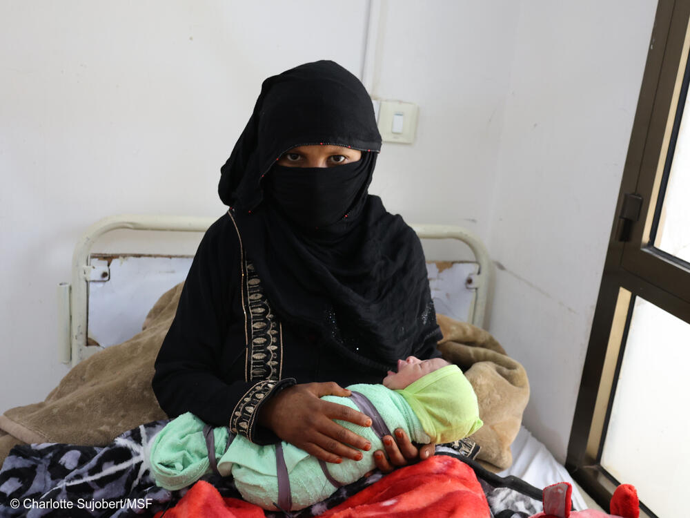 Una madre y su hijo en la sala de maternidad del hospital Al Salam en Khamer, Yemen.