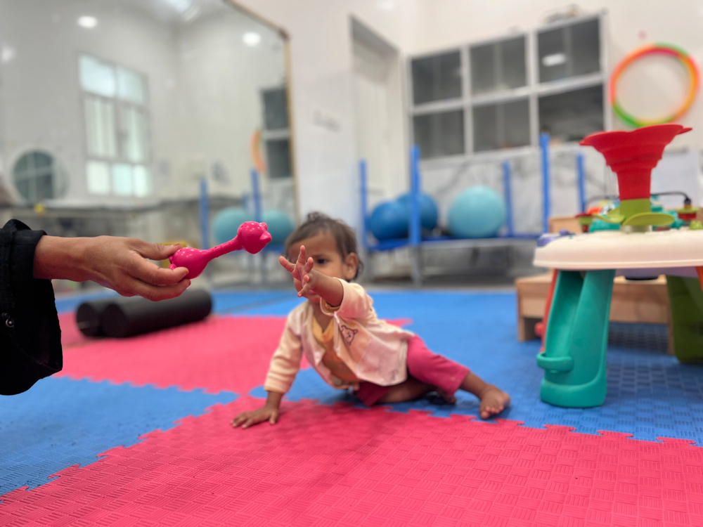Actividades de rehabilitación pediátrica en Haydan, Yemen. El personal de MSF proporciona fisioterapia a bebés desnutridos en el hospital de Haydan, en el norte de Yemen.