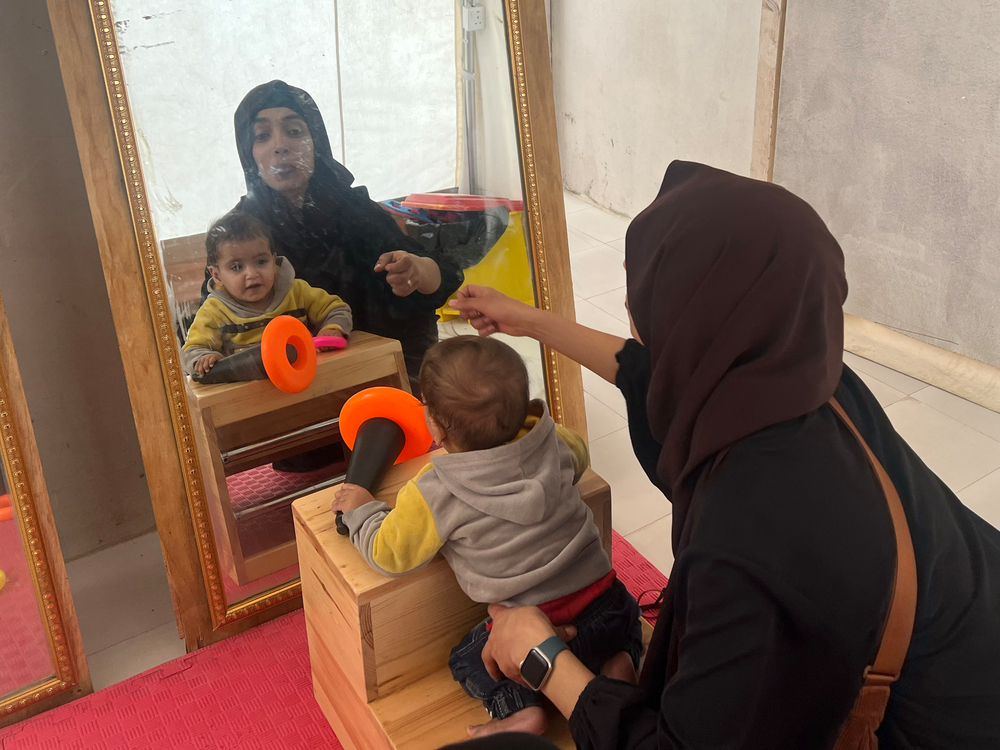 Una madre y su hijo en la sala de maternidad del hospital de Haydan, Yemen.