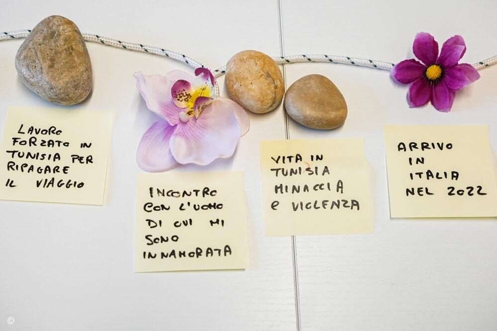 El equipo de salud mental suele utilizar un enfoque terapéutico para ayudar a las victimas de tortura que combina el tratamiento clínico con herramientas basadas en la narración de historias, conocido como “Línea de vida”. Se pide a los pacientes que marquen los acontecimientos de su vida con piedras para los traumas, flores para los buenos recuerdos y velas para las pérdidas. © Valentina Tamborra/MSF