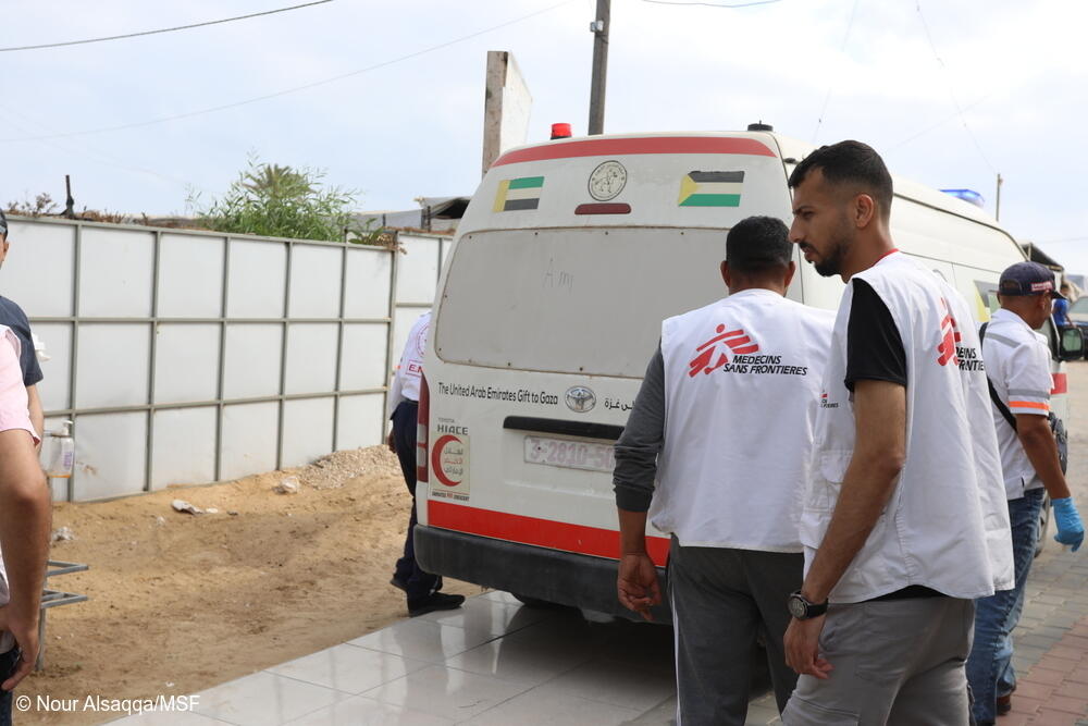 Equipos de MSF trasladan los cadáveres de pacientes declarados muertos a su llegada tras recibir disparos en los centros de distribución de ayuda estadounidense-israelí.