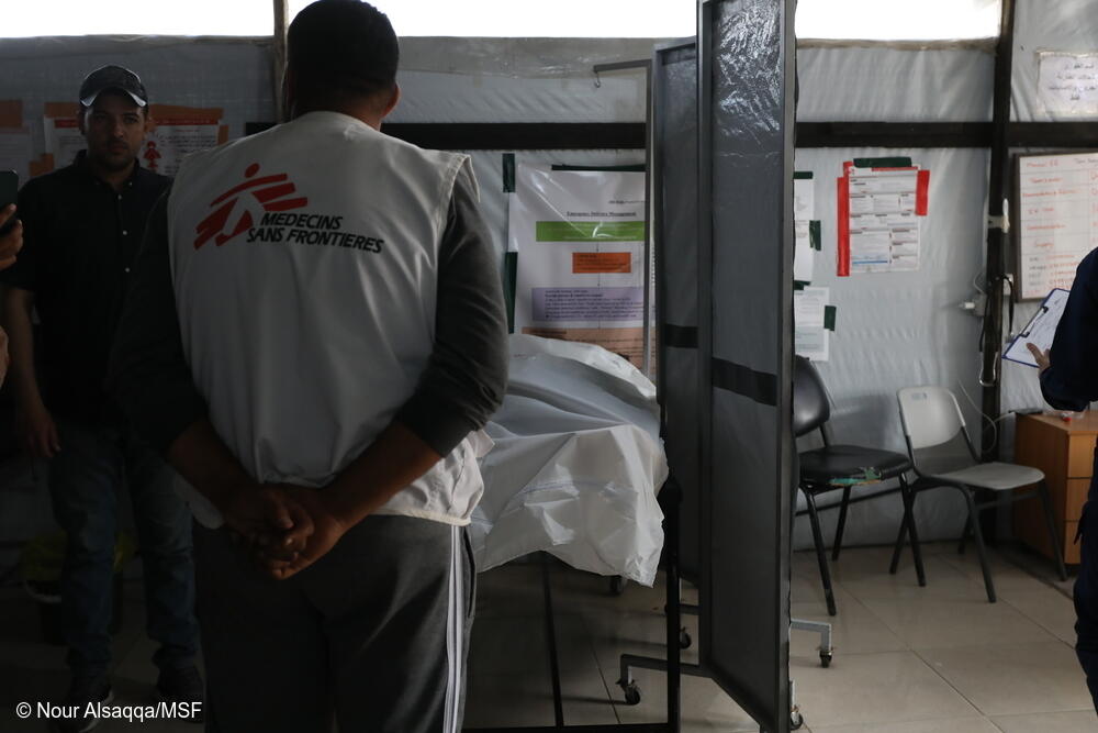 Una enfermero de MSF en la clínica de atención primaria de Al Mawasi atiende a la afluencia de pacientes heridos que llegan desde los puntos de distribución.