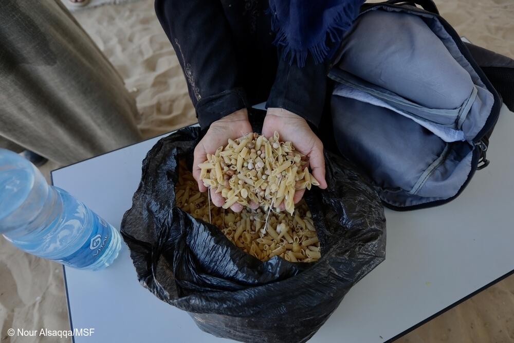 «Caminé 15 kilómetros a través del peligro solo para alimentar a mis hijos. No nos quedaba nada».
Samah Hamdan, una madre desplazada que recibe atención en el centro de salud primaria de Mawasi, después de arriesgar su vida por un puñado de comida.