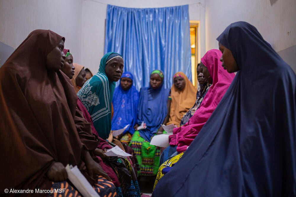 Las mujeres esperan en la sala de triaje de Médicos Sin Fronteras (MSF) antes de recibir el tratamiento obstétrico o neonatal adecuado en el hospital general de Jahun. Cada día, un número importante de mujeres acude en busca de tratamiento, y la unidad de urgencias suele estar llena de mujeres con complicaciones.