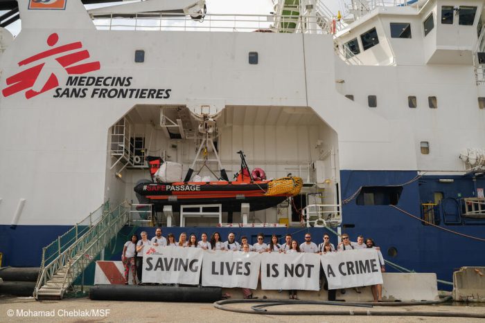 El equipo de Médicos Sin Fronteras (MSF) se manifiesta ante las restricciones impuestas al sistema de rescate en el Mediterráneo.
