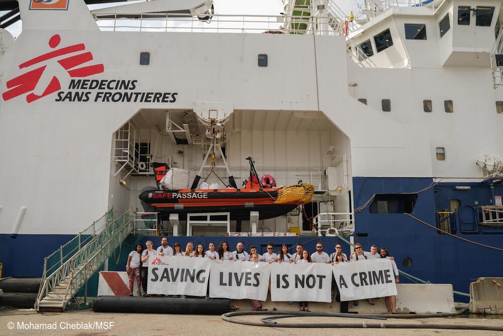 El equipo de Médicos Sin Fronteras (MSF) se manifiesta ante las restricciones impuestas al sistema de rescate en el Mediterráneo.