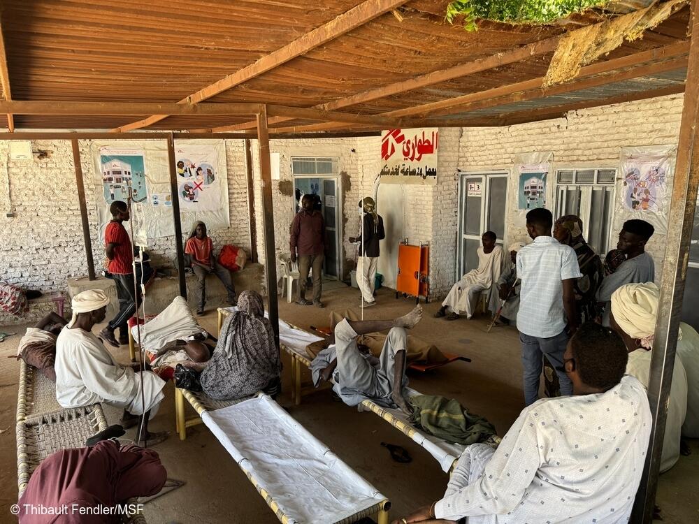 Pacientes en espera de atención médica debido a la violencia étnica en Sudán, a la entrada de la unidad de urgencias del hospital de Tawila.