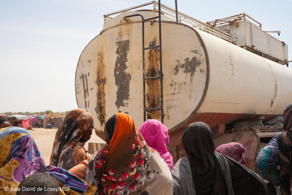 Distribución de agua en el campo de refugiados de Tine.