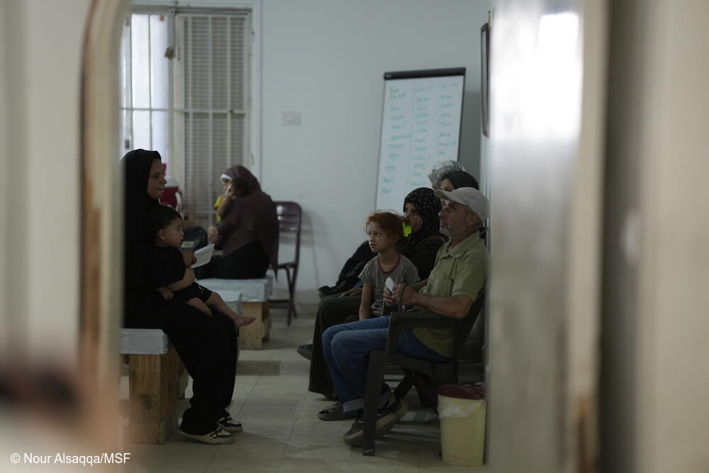 Pacientes reunidos en la clínica de MSF  esperando el chequeo de desnutrición.