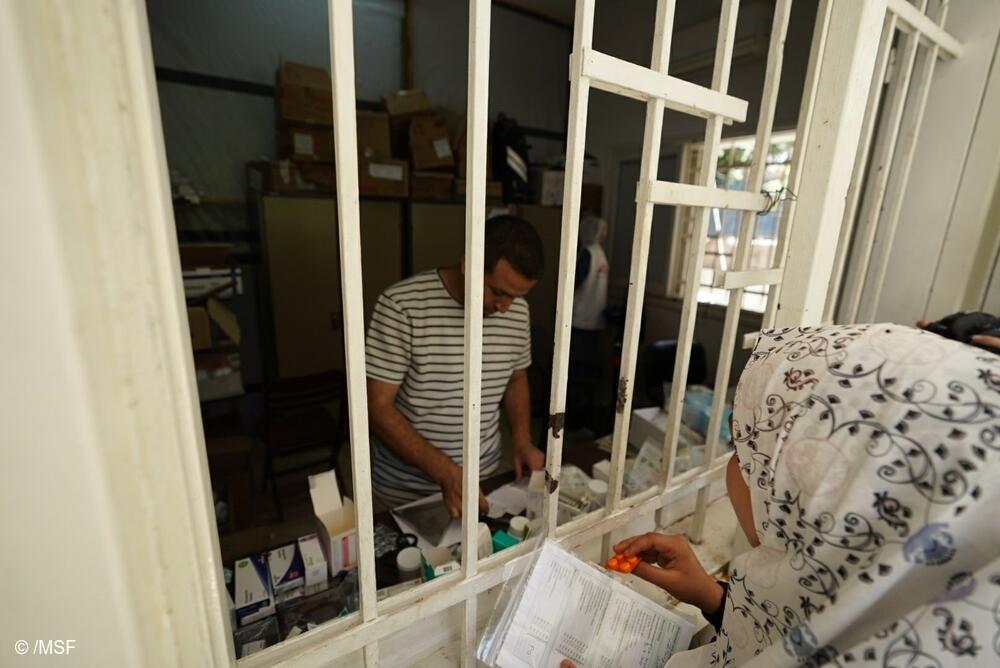 Los farmacéuticos de MSF dispensan una receta a los pacientes en la clínica de la ciudad de Gaza.