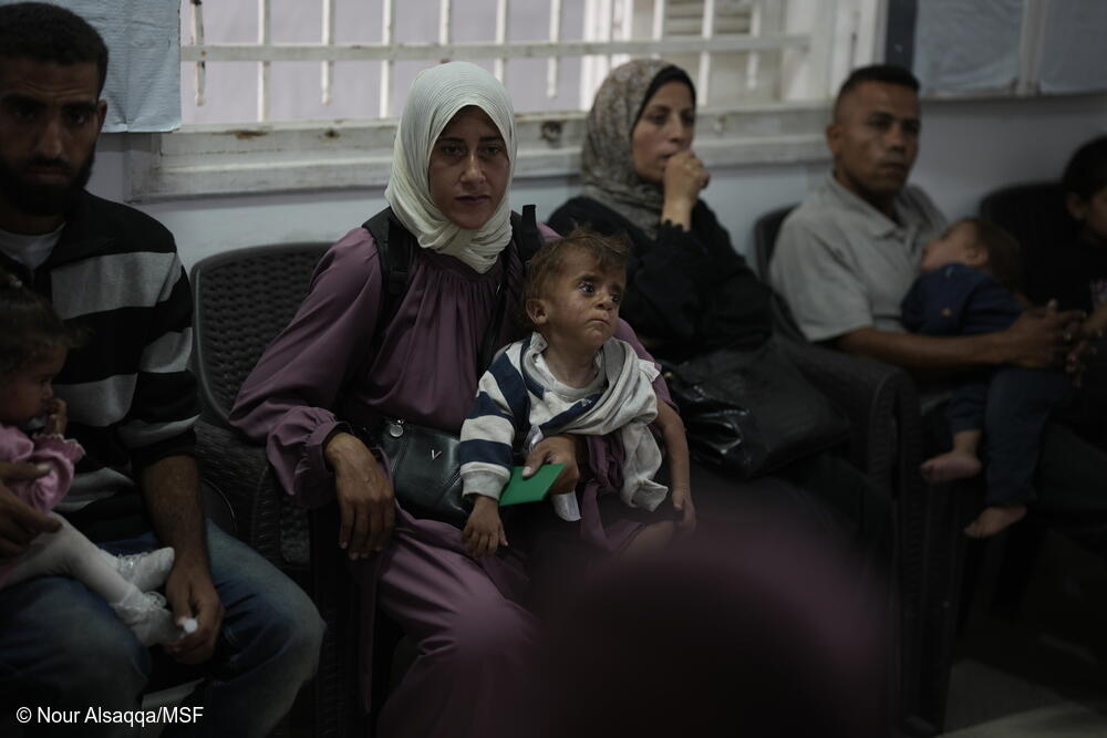 Una madre palestina identificada como Donia Alouf, de 33 años, y su hijo Ahmed, de 1 año, al que se le diagnosticó desnutrición. Donia recibe asistencia médica en la clínica Gaza, en la ciudad de Gaza. Está embarazada de ocho meses y ella misma también sufre desnutrición.