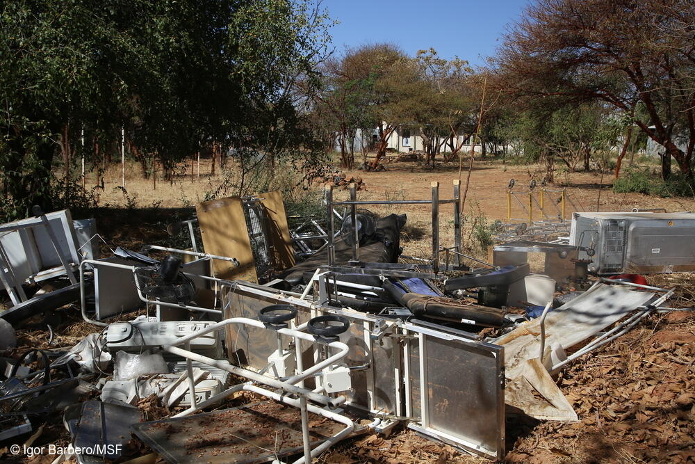 Equipo médico averiado en el hospital Abi Adi en marzo de 2021, tras haber sido ocupado por fuerzas militares durante los primeros meses del conflicto.