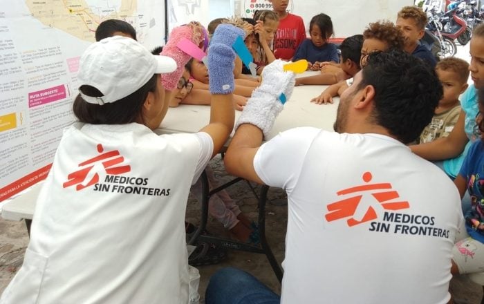 Dos miembros del equipo de promoción de la salud dirigieron una actividad educativa con niños migrantes. Mediante técnicas lúdicas, como títeres, les brindaron información sobre el autocuidado durante el viaje migratorio.