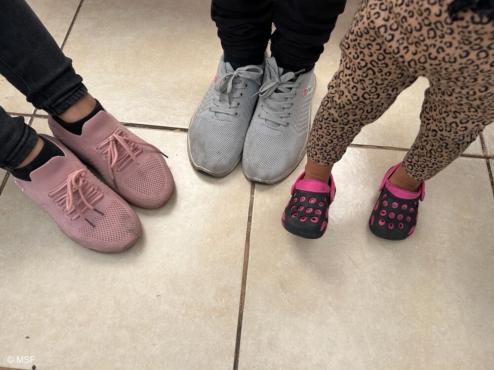 Zapatos desgastados de una familia hondureña en su viaje de regreso a su país de origen. El viaje de la familia se detuvo cuando el gobierno de Donald Trump eliminó la aplicación CBP One, la única forma de reservar una cita para el asilo. La familia sufrió discriminación, violencia y enfermedad.