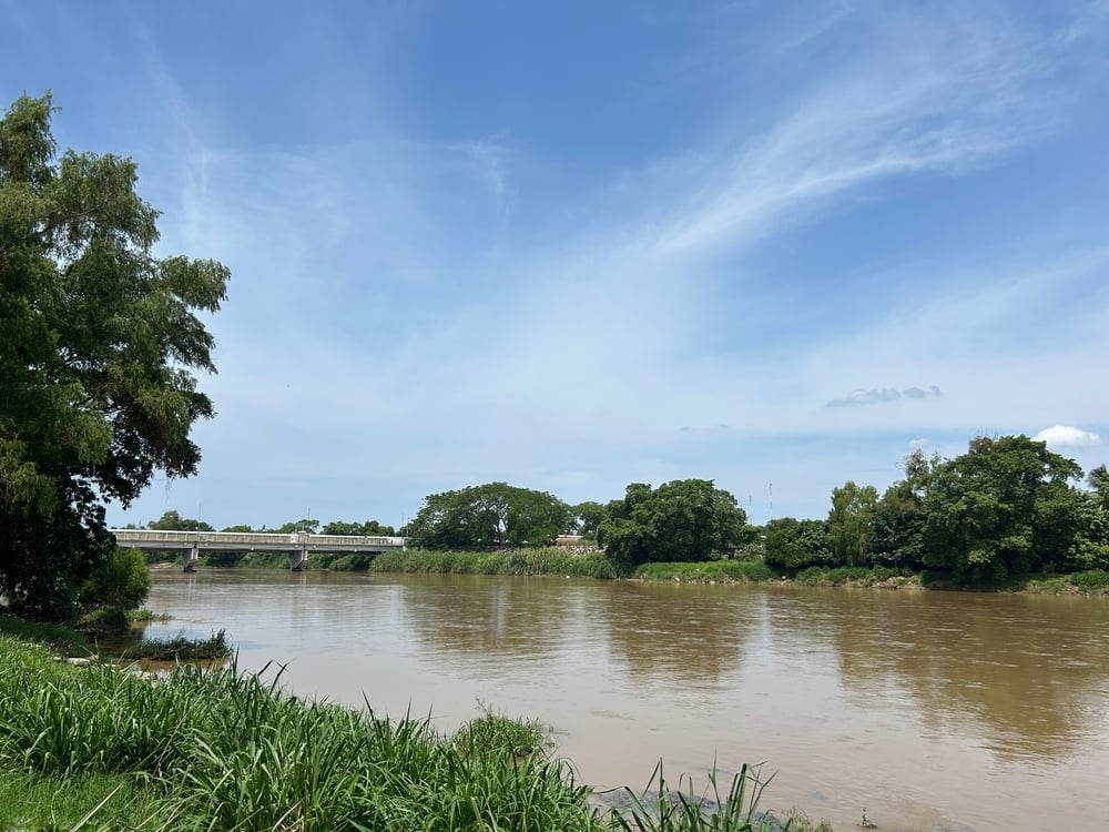 El río Suchiate, una vía fluvial que separa Guatemala de México en Tecún Umán, San Marcos, ha sido un punto de cruce frecuente hacia México. Un migrante hondureño que llegó con su familia al punto de atención de MSF contó que a las personas en tránsito se les cobraban tarifas elevadas para acceder a las balsas y cruzar al otro lado. ©Elsa Coronado