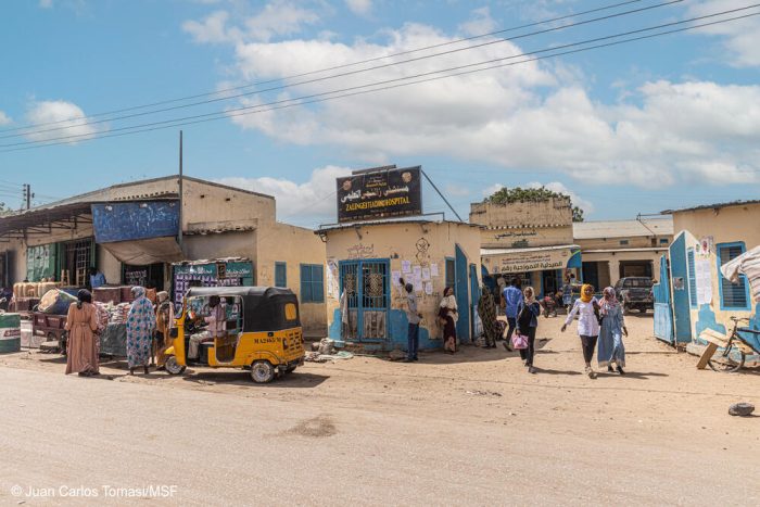 Desde el inicio de la guerra en Sudán, las instalaciones sanitarias y el personal médico de Médicos Sin Fronteras (MSF) han sufrido repetidos ataques, incluidos saqueos de hospitales. En Zalingei, el hospital universitario ha sido saqueado y atacado en múltiples ocasiones a lo largo del año. Tras más de un año de ataques contra la sanidad, el sistema sanitario de Sudán apenas funciona y la población se ha visto privada de atención médica vital. A menudo, los más afectados son los desplazados, que no pueden acceder a los servicios sanitarios ni comprar medicamentos tras haber perdido sus hogares, sus pertenencias y sus medios de subsistencia. En Zalingei, los equipos de MSF prestan atención secundaria en el hospital universitario de Zalingei y apoyan al Ministerio de Salud con rehabilitación, formación e incentivos para el personal. En abril, los equipos reabrieron los servicios de urgencias, maternidad, alimentación terapéutica para pacientes hospitalizados y pediatría.