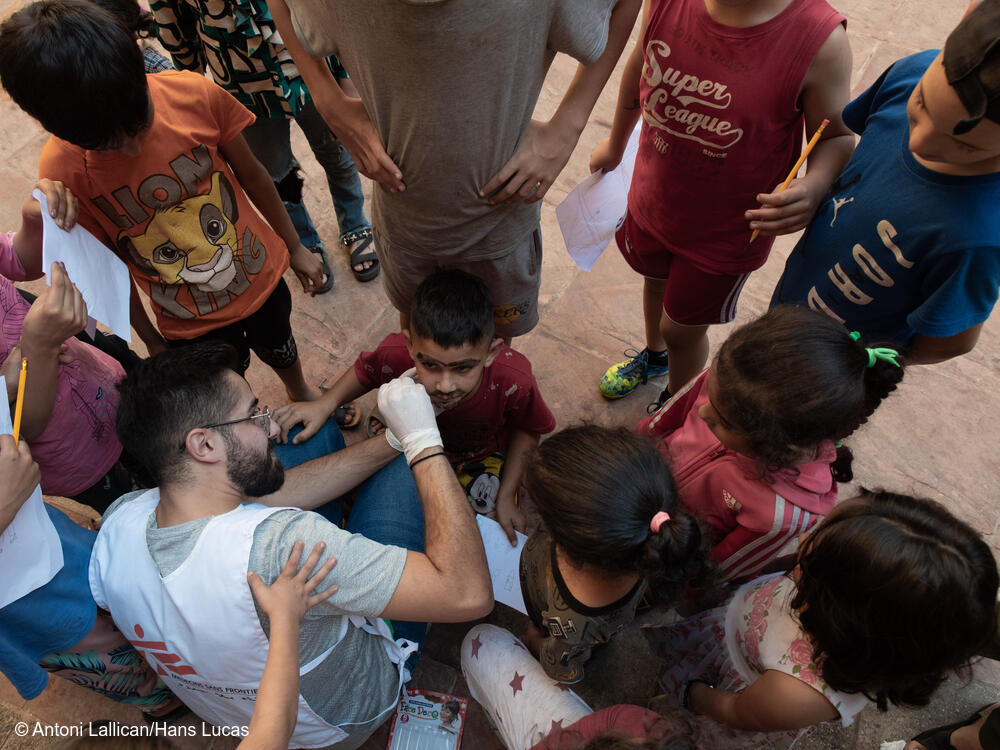 Un miembro del personal de MSF organiza actividades de juego para los niños del refugio de Azareh. Beirut, Líbano, 11 de octubre de 2024.