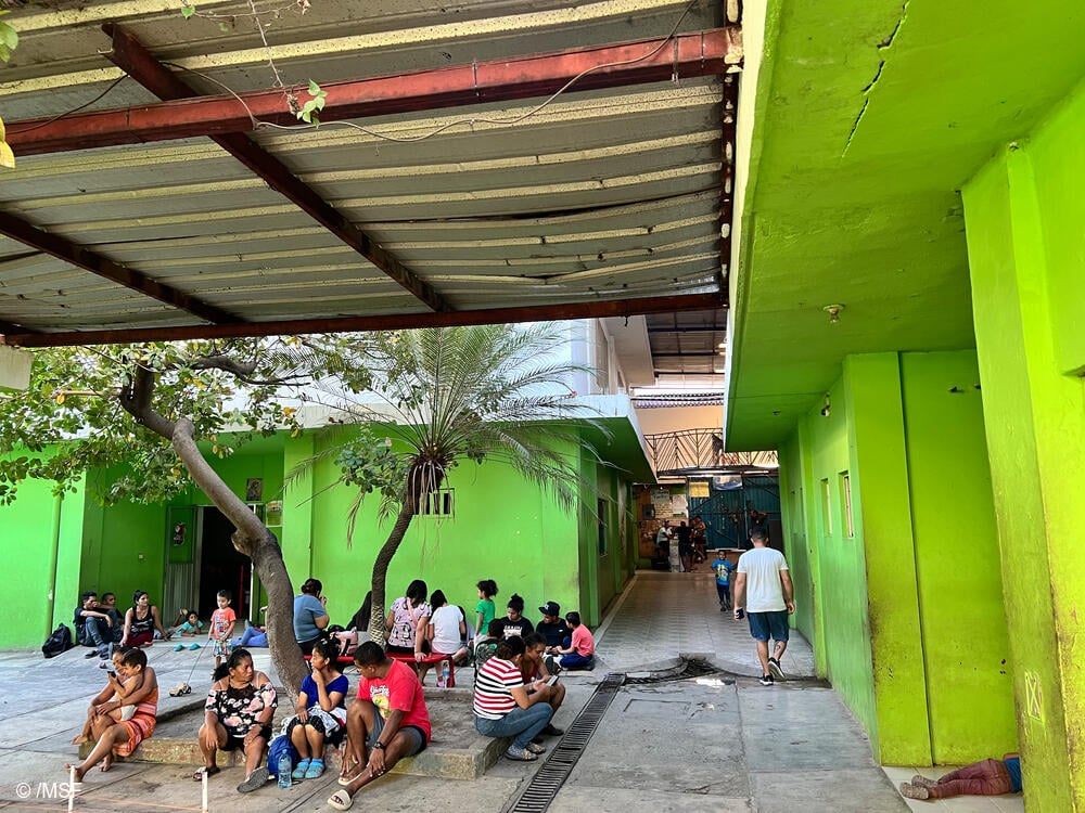 Imagen del albergue El Buen Pastor en Tapachula, estado de Chiapas, en el sur de México. Según la dirección del albergue, más de 50 migrantes que se encuentran aquí ya habían recibido citas con la extinta aplicación CBP One para solicitar asilo en Estados Unidos, pero estas citas han sido canceladas. Se trata de personas que han sufrido mucho a lo largo de su migración, algunas han esperado hasta un año para obtener una cita.