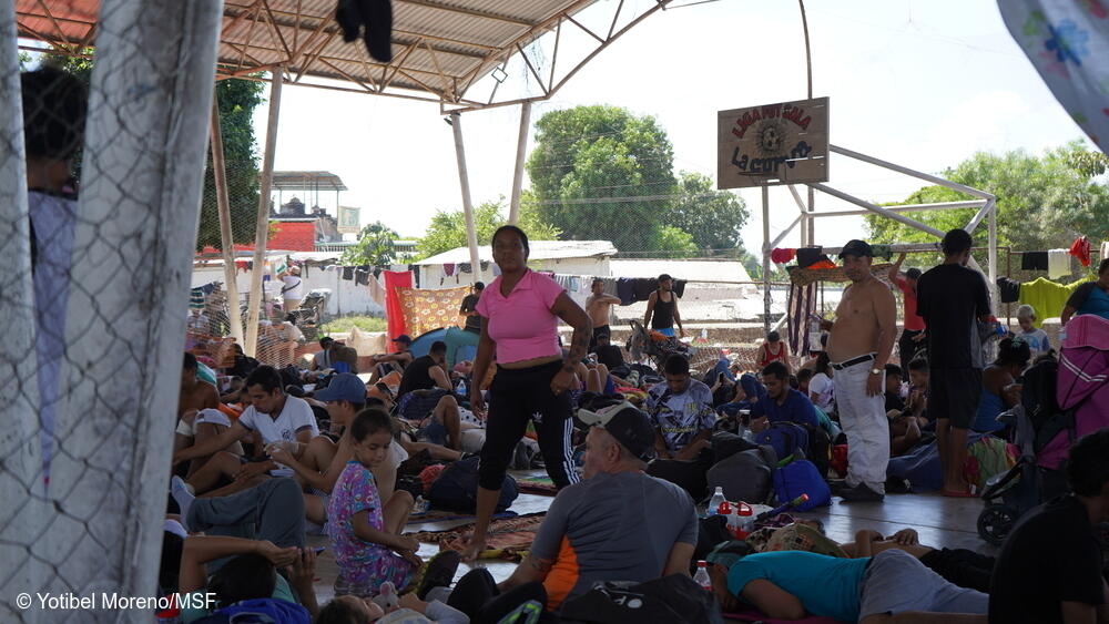 Yajanis es venezolana, limpiaba ventanas en Tapachula, en el estado de Chiapas, al sur de México, para alimentar a sus hijos. Se unió a una caravana con la ambición de llegar a la Ciudad de México y conseguir que sus hijos pudieran ir a la escuela.