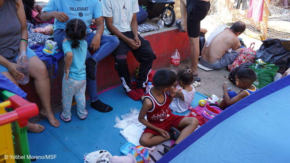 Niños y niñas de todas las edades descansan con sus madres en Huxtla, estado de Chiapas, al sur de México. Caminaron desde Tapachula, en la frontera con Guatemala.