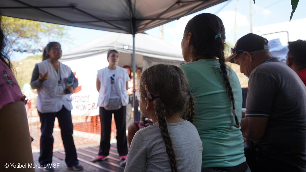 El equipo de promoción de la salud de MSF habla con los pacientes sobre salud mental. Ellos esperan recibir atención médica en una clínica móvil en Huixtla, estado de Chiapas, al sur de México. La clínica móvil se puso en marcha para atender a unos 1400 migrantes que habían llegado a la localidad caminando en grupo en una caravana desde Tapachula, a 40 kilómetros de distancia, en la frontera con Guatemala.