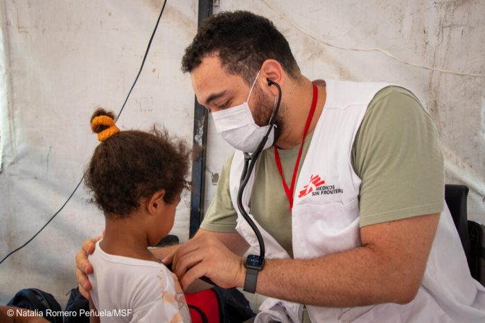Médicos Sin Fronteras (MSF) lleva clínicas móviles a las comunidades rurales afectadas por el conflicto armado en los municipios de Arauca, Tame, Arauquita y Puerto Rondón, así como a los asentamientos informales de la capital de Arauca, donde viven migrantes venezolanos, colombianos que regresan de Venezuela y personas desplazadas por la fuerza.