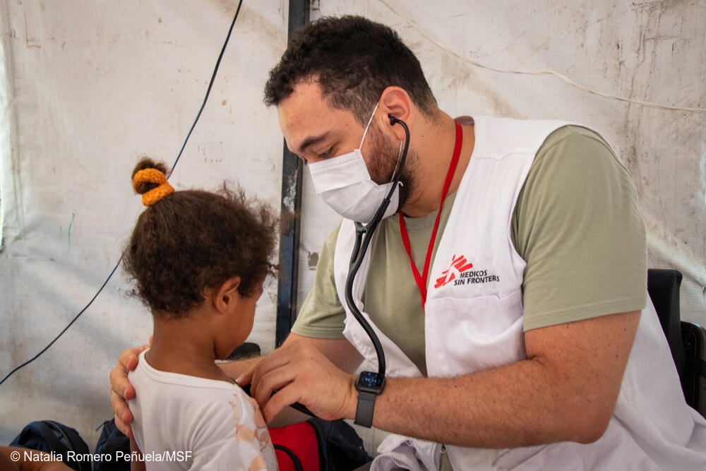 Médicos Sin Fronteras (MSF) lleva clínicas móviles a las comunidades rurales afectadas por el conflicto armado en los municipios de Arauca, Tame, Arauquita y Puerto Rondón, así como a los asentamientos informales de la capital de Arauca, donde viven migrantes venezolanos, colombianos que regresan de Venezuela y personas desplazadas por la fuerza.