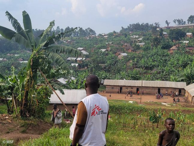 Bambo, en Kivu del Norte, se enfrenta a una crisis humanitaria que se agrava rápidamente, ya que el conflicto en curso ha obligado a decenas de miles de personas a huir a la ciudad. Los refugios superpoblados, la escasez de alimentos y la sobrecarga de los servicios sanitarios están llevando al límite a las familias desplazadas. Médicos Sin Fronteras (MSF) presta asistencia básica a unas 3700 personas cada semana, pero las necesidades superan con creces su capacidad actual.