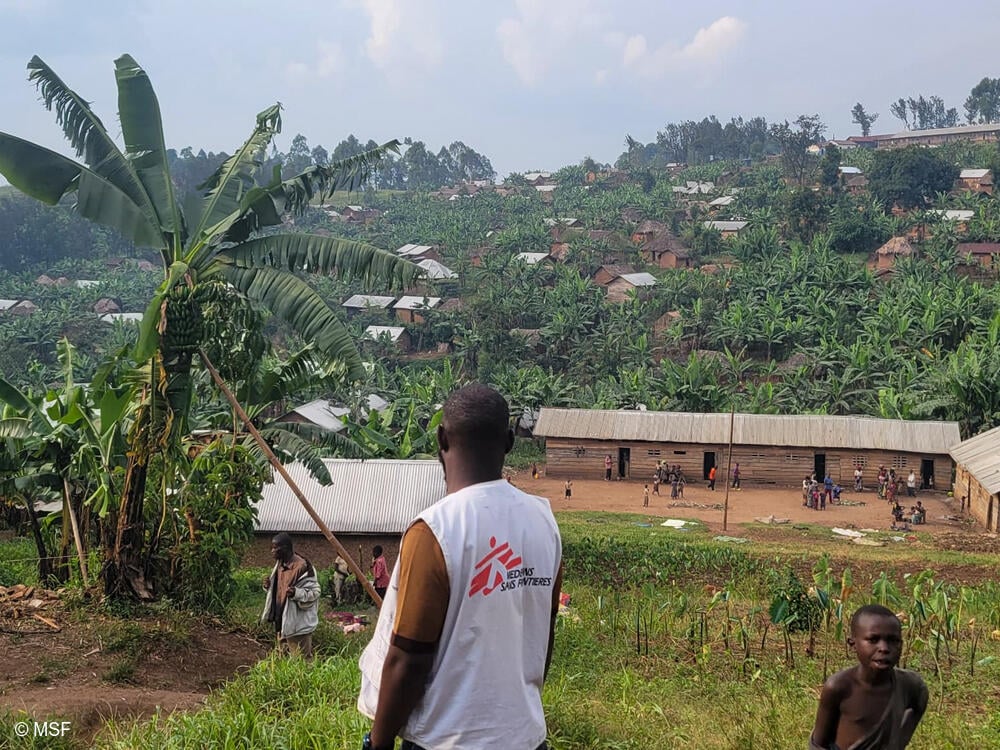 Bambo, en Kivu del Norte, se enfrenta a una crisis humanitaria que se agrava rápidamente, ya que el conflicto en curso ha obligado a decenas de miles de personas a huir a la ciudad. Los refugios superpoblados, la escasez de alimentos y la sobrecarga de los servicios sanitarios están llevando al límite a las familias desplazadas. Médicos Sin Fronteras (MSF) presta asistencia básica a unas 3700 personas cada semana, pero las necesidades superan con creces su capacidad actual.