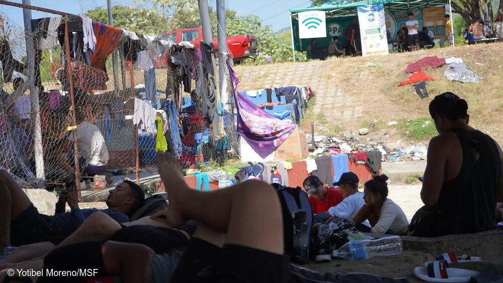 Los migrantes que viajaban a pie en una caravana descansan en el estado de Chiapas, al sur de México.
