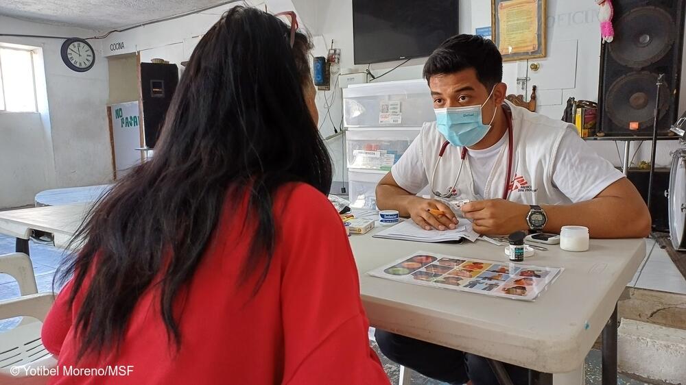 Un miembro del personal de MSF atiende a un paciente durante una consulta en una clínica móvil en Ciudad Juárez, en el norte de México.