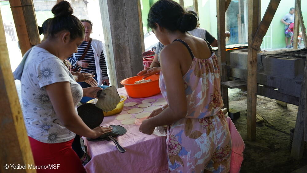 Un grupo de mujeres prepara comida en un albergue para migrantes en la ciudad de Tapachula, en el sur de México.