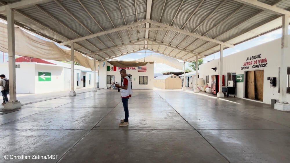El refugio Senda de Vida 1, situado en la ciudad de Reynosa, al norte de México, proporcionó refugio temporal a miles de migrantes que buscaban un futuro mejor. Sigue funcionando de forma limitada para atender a personas desplazadas internamente y a refugiados internacionales en México, pero sus instalaciones han quedado vacías tras las órdenes restrictivas emitidas por el presidente estadounidense Donald Trump a finales de enero de 2025.