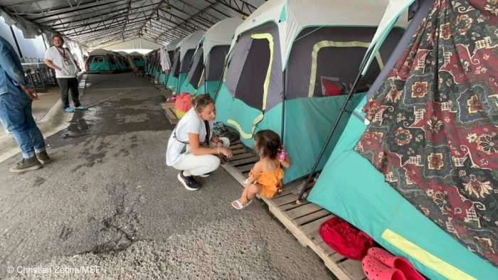 Emmanuelle Brique, coordinadora adjunta de Médicos Sin Fronteras (MSF) en el proyecto de la frontera norte de México, habla con un niño en el refugio de Pumarejo, en la ciudad de Matamoros. Pumarejo, cerca de la frontera con Estados Unidos, acoge actualmente a más de 150 personas cuyos procesos migratorios están incompletos o ni siquiera han comenzado. MSF proporciona atención sanitaria primaria, servicios de salud sexual y reproductiva, atención prenatal y posnatal, y servicios de salud mental a través de clínicas móviles en esta zona.