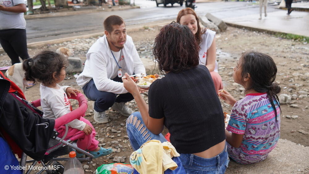 Los equipos de promoción de la salud de MSF prestan apoyo a las personas que esperan para subir al tren en la ciudad de Coatzacoalcos, en el sur de México.