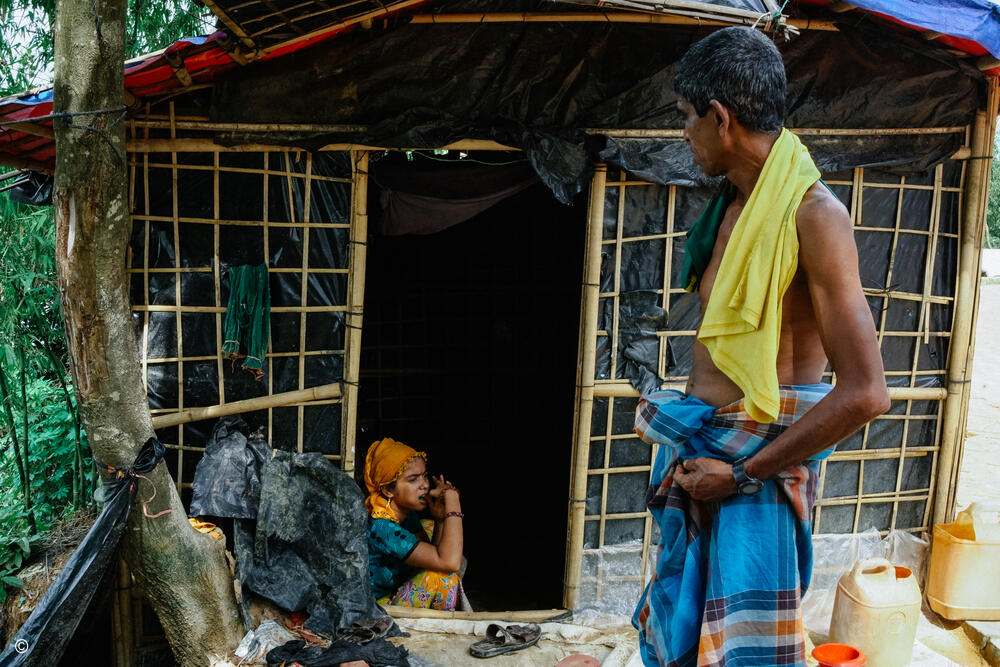 La escalada de violencia en el estado de Rakáin, en Myanmar, ha provocado la llegada reciente de más de 100.000 rohingya que buscan refugio en Bangladesh. Al quedar poco espacio libre en los densamente poblados campamentos, estos rohingya construyeron sus refugios en una zona propensa a los deslizamientos de tierra. Su nuevo hogar es mucho más pequeño que el que dejaron atrás.