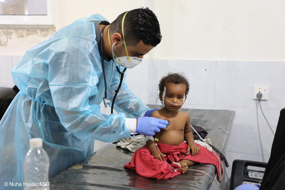 Hadeel Ghazi, de 12 meses, sentada en una cama de la unidad respiratoria del hospital materno-infantil de MSF en Houban.