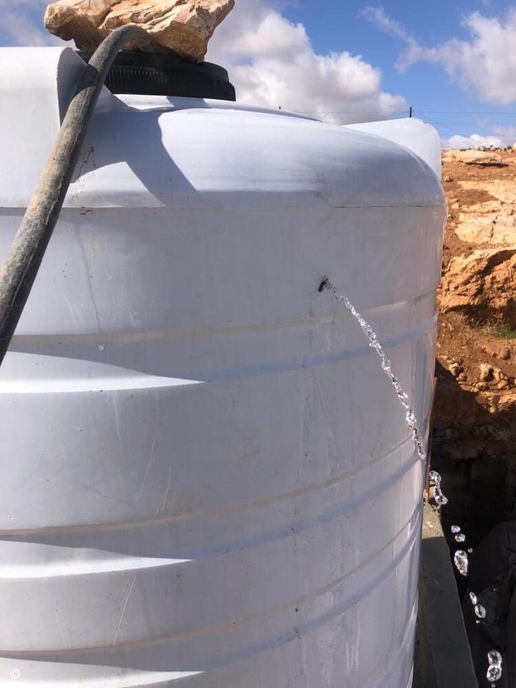Limpieza étnica en Cisjordania: Depósitos de agua con agujeros de bala, causados por disparos de colonos contra viviendas, rebaños y depósitos de agua, según la comunidad de las colinas del sur de Hebrón, Cisjordania, Territorios Palestinos Ocupados.