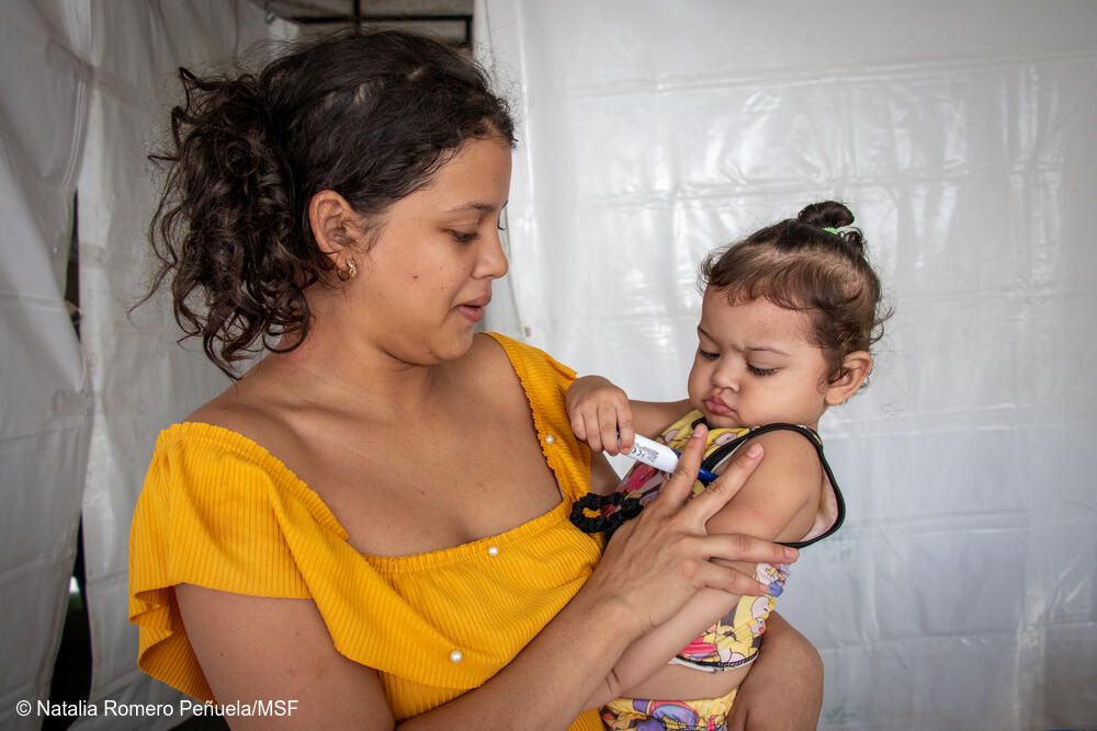 Osbely (20 años) y su hija Tatiana migraron desde Venezuela a Colombia a finales de 2024. Aún no están registradas en el país por lo que no pueden acceder al sistema de salud colombiano y solo han recibido atención en clínicas móviles de organizaciones como MSF. © Natalia Romero Peñuela
